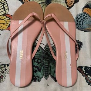 TKEES SANDALS